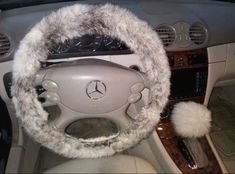 the steering wheel cover is covered with fur