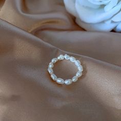 ¡El anillo perfecto para añadir elegancia a cualquier conjunto! El anillo con cuentas de perlas de agua dulce presenta una cuenta de 4 mm y hermosas y brillantes perlas de agua dulce, montadas en una banda elástica resistente y duradera. Se puede usar solo o en capas con nuestro anillo con cuentas de media perla de agua dulce para obtener vibraciones extra lujosas.
 ♥COMPARTE LA FELICIDAD♥ Un gran regalo para cualquier amante de la joyería.
 ESPECIFICACIONES:
 Material antialérgico
 Color: PERL X Ring, Beaded Ring, Ocean Inspiration, Beaded Rings, Perfect Ring, Jewelry Lover, Pearl Beads, Elastic Band, Fresh Water