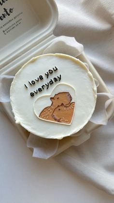 a cookie with the words i love you every day on it and an image of a bear in a heart