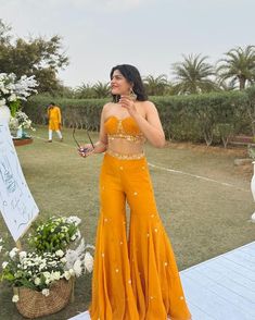 Haldi Dress For Bride Sister, Dress For Bride Sister, Haldi Dress For Bride, Haldi Ceremony Outfit, Haldi Dress, Dress For Bride, Haldi Outfits