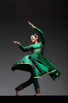 Kathak, the North Indian dance form famed for its subtlety and grace, traces its origins to nomadic storytellers (“Katha” means story) who danced and recited tales from epics and mythology, passing on their craft from generation to generation. Temple and ritual dances during the Bhakti Movement of the medieval period made way for Persian and Central Asian influences imported by the royal courts of the Mughal era. Kathak Poses, Kathak Costume, Indian Classical Dancer, Bharatanatyam Poses, Dance Of India, Belly Dancing Classes, Dancer Wear