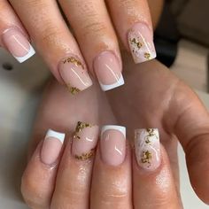 Square Nail Designs Gold Flakes, Acrylic Nail Foil Designs, Cute Gold Nails Short, Cute Short Acrylic Nails New Years, Short Gold Foil Nails, Short Nail Designs Gold Foil, Short Nails Gold Flakes, French With Marble Nails, Short Nails With Gold Foil