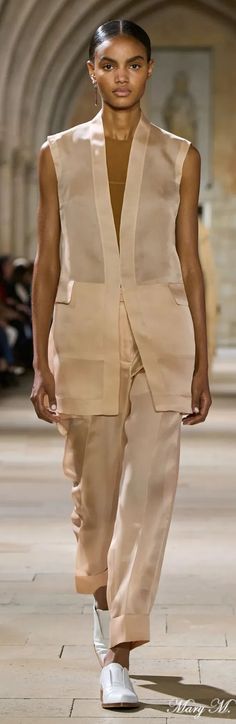 #Akris #Spring2025RTW #Fashionrunway Outfit Formulas, Minimal Chic, Evening Outfits, Professional Outfits, Fashion Details, Runway Fashion, Spring Fashion, Style Casual, Going Out