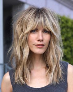 Cortes de pelo media melena escalado: ideas rejuvenecedoras y tendencia en 2022 Trendy We Fryzurach, Shoulder Length Blonde, Medium Shag Haircuts, Medium Layered Hair, Fall Blonde, Wolf Cut, Stylish Haircuts, How To Style Bangs, Shag Haircut