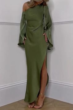 Midsize Long Sleeve Dress, Wedding Guest Dresses Winter, Taylor Wedding, Stylish Midi Dress, Dress Women Elegant, Flare Sleeves, Design Statement, Solid Color Dress, Style Party