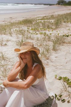 Designed for an oversized fit, size down for a more snug fit. Our California-cool cowboy hat made of raffia straw. Simple to style and ready for endless beach days ahead. Beach Hats Outfit, Beach Cowboy Hat, Straw Hats Outfit, Desert Cowboy, Hat Aesthetic, Summer Hats Beach, Straw Fedora Hat, Straw Cowboy Hat, Lack Of Color