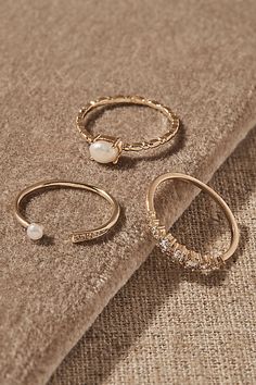 Hand Jewelry Rings, Bride Accessories, Classy Jewelry, Best Jewelry Stores, Jewelry Photography, Hand Jewelry, Elegant Ring, Girly Jewelry, Stylish Jewelry