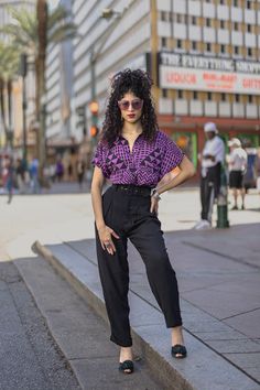 Super High Waisted Pants Outfit, Frankfurt Street Style, 80s Womens Business Fashion, 50s Alternative Fashion, Funky Casual Work Outfits, Edgy 40s Fashion, Tshirt Professional Outfit, Professional Outfits Gen Z, Hipster Woman Outfits