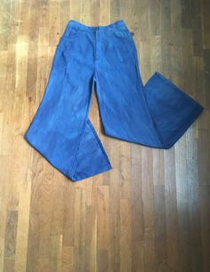 "1970s high waist bell bottom blue jeans denim cotton zip fly button snap 2 front pockets authentic age wear color wash/hand dyed patina w/nice fade streaks red, white, blue stitching label size 13/14 (much smaller, see below) measures, lying flat, waist- 13\" to 13 1/2\" with a tug rise-12\" inseam-31\" hem-13\" hip-21\" total length-42 1/2\"" 1970s Fashion Disco, High Waist Blue Jeans, Brown Leather Chelsea Boots, Cocktail Dress Vintage, 1970s Fashion, Beautiful Boots, Long Sweaters Cardigan, Leather Chelsea Boots, Denim Cotton