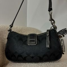 $250 free shipping 💌SOLD Y2K Coach Demi Black Buckle Hampton Shoulder Bag ⁩approx measurements 8.5” L 4.5” H 2” W with 7” drop - good condition, interior pocket came unsown on one side (photo 7) - charm included 🐆🖤🎀 - very tiny and lightweight! super cute!! - magnetic buckle closure #coach #vintage #y2k #minimalistic #purse Side Photo, The Hamptons, Vintage Y2k, Super Cute, Buckle, Purse, Shoulder Bag, Purses And Bags, Free Shipping