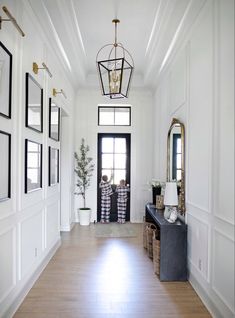 Entryway home decor Entryway Gallery Wall, Hallway Gallery Wall, Foyer Ideas Entryway, Hallway Designs, Modern Entryway, Foyer Lighting, Foyer Design, Entryway Wall, Entry Hallway