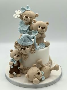 there are many teddy bears on top of this cake