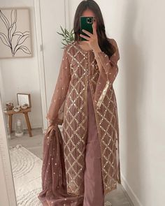 Heavy Kurti Designs Latest For Wedding, Mehndi Suit Designs, Heavy Pakistani Suits, Pakistani Wedding Guest Outfits, Function Hairstyles, Kurti Styling, Simple Dress Casual, Desi Fits, Arabian Dress