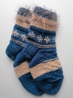 51% acrylic, 49% wool Feet in lenght 25cm Hand knitted, patterned soft socks with the optimal feel-good factor for cold winter days. Highly recommend hand washing your wool socks with soap to preserve their color and texture. Ready to Ship Soft Socks, Crochet Boots, Hand Knit Socks, Knitted Socks, Soft Sock, Wool Socks, Winter Days, Casual Socks, Winter Day