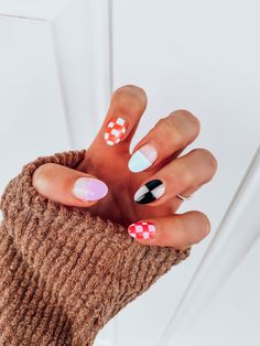 Nail Ideas Acrylic Checkered, Short Almond Nails Ideas Summer, Nails Design Funky, Fun Checkered Nails, Cute Nails Checkered, Checkers Nails Design, Fun Trendy Nails, Checkered Gel Nails, Rounded Nail Designs