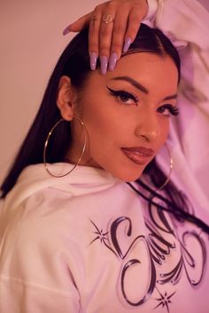 Chicana Feminism, Chola Style 90s, Long Eyeliner, Chola Outfit, Airbrush Design, 90s Nails, Chica Chola