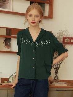 Get this vintage top in Simple Retro. 2022 Pre-Spring simple retro style. Green Shirt Outfits, Mix Match Outfits, True Summer, Retro Fashion Women, Simple Retro, Deep Winter, Purple Blouse, Outfit Women, Golf Fashion