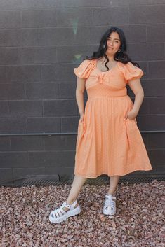 Get ready for spring with THE PAISLEY TIE FRONT SWISS DAISY DRESS! Made with swiss daisy fabric and featuring a playful tie front, this Pink Desert Exclusive dress is both cute and unique. In the trendy Pantone color of the year, peach fuzz, this dress is a must-have for the season. Paired with THE WILDER SANDALS IN WHITE Adjustable tie front Puff sleeves with elastic opening Smocked back Elastic waistband Fully lined Embroidered flower detail Side pockets Sell: 100% cotton Lining: 100% polyeste Daisy Fabric, Pink Desert, Pantone Color Of The Year, Daisy Dress, Paisley Tie, Peach Fuzz, Exclusive Dress, Flower Detail, Color Of The Year