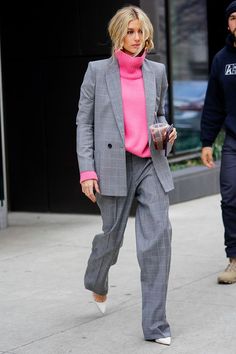 The 9 Pieces That Make Up Hailey Baldwin's Capsule Wardrobe | Who What Wear UK Pink And Red Street Style, Hailey Bieber Pink Outfit, Pink Grey Outfit, Hailey Baldwin Street Style, Playful Fashion, Hailey Baldwin Style, Hailey Bieber Style, Walking Down The Street, Glamour Uk