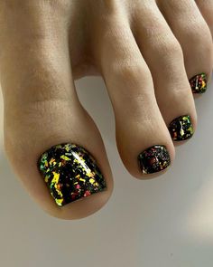 Pedicure Bucket, Gold Pedicure Toenails, Pedicure Ideas Black, Toe Polish Ideas, Pedicure Fall, Toenail Ideas, Gold Toe Nails, Pedicure Art, Yellow Toe Nails