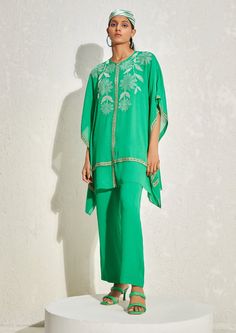 Namrata Joshipura-Kelly Green Kaftan And Pants-INDIASPOPUP.COM Kaftan And Pants, Green Kaftan, Kaftan Set, Simple Pakistani Dresses, Color Pairing, Indian Fashion Designers, Cotton Suits, Kinds Of Clothes, Pernia Pop Up Shop