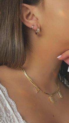 Double Ear Piercings Gold Hoop, Aesthetic Double Ear Piercing, Earrings Aesthetic Doubles, Earrings Aesthetic Two Holes, Second Persings Ideas, Gold Hoop Earrings Double Piercing, Second Persings, Ear Percinings Ideas, 2 Piercings Ear Ideas