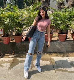 Concert Outfit Casual Jeans, College Outfits Girls Style, Indian College Outfits Casual Women, Everyday College Outfits Casual, Girly Outfits Jeans, Collage Outfits Casual Indian, College Fits Summer, Cute College Outfits Summer, Jeans Kurti Style Aesthetic