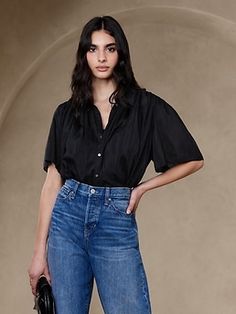 Breezy and lightweight, this flowy top is a warm-weather must-have made from sumptuous, semi-sheer mix of cotton fused with luxurious silk, in a billowing, breezy silhouette.  RELAXED FIT: Expertly cut for a loose fit.  Exaggerated point collar with Flowy Blouse Outfit, Black Silk Top, Top Banana, Fitted Blouses, Flowy Top, Flowy Blouse, Flowy Tops, Silk Top, Cotton Silk