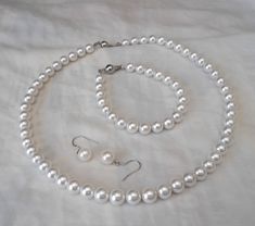 "PREFERENTIAL POLICIES : The order is $20 or more.There will be a 10% discount.long-term effective. Please use the coupon code: CZH10 Welcome back to my shop: https://www.etsy.com/shop/pearlandjewelry Description of the product in the picture: I make the pearl sets to use 8mm Pearl white shell pearls and sterling silver hook .They are necklace bracelet and dangle earring . The necklace lengh is 18 inches,The bracelet lengh is 8 inches. If you need different lengths.( necklace lengh: 16\", 17\", Boda Ideas, Pink Pearl Necklace, Earring Wedding, Birthday Shoot, Wedding Bridesmaid Jewelry, Pearl Necklace Wedding, Pearl Earrings Wedding, Bracelet Pearl, Pearl Jewelry Necklace