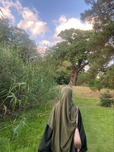 hijabi in nature Hijabi Back Pose, Hijabi Aesthetic Faceless, Hijabi Poses, Hijabi Summer Aesthetic, Hjabi Girl Aesthetic, Hijabi Girls Aesthetics, Hijabi Cottagecore Aesthetic, Hijjabi Girls Aesthetic, Hijab Aesthetic