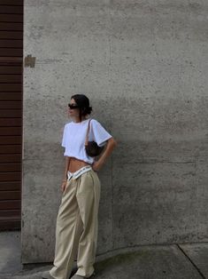 bare belly, trousers, beige trousers Autumn Fashion Trends, Long Paragraphs, Stylish Letters, Better Style, Wardrobe Update, Looks Street Style, American People, Mode Inspo, New Energy