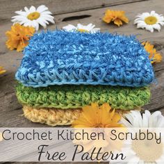 crochet kitchen scrubby free pattern with daisies in the background and text overlay that reads, crochet kitchen scrubby free pattern