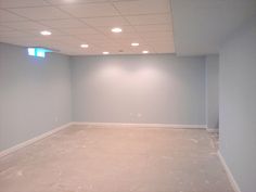 an empty room with white walls and no one on the floor or in the ceiling