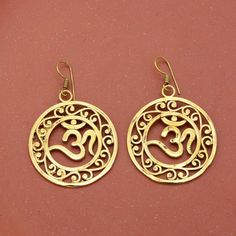 * Free Surprise Gift on Purchase of 1 Product. * Purchase of 4 Product and Get 2 Rings Free Gifts. Product :- Earring Material :- Brass Om Gold Earrings, Religious Earring, Spiritual Earrings, Yoga Gifts, Om Dangle, Yoga Earrings, Minimalist Earring, Women Earring, Dainty  * All our products are handmade and we make them as you see in the    photography but because of handmade There may be a slight difference in them * Handling Time: We take handling time of 1-3 Business Day from the date of receipt of the payment * Shipping Services: The shipping company takes 5-15 business days to deliver the product to US and most of other countries       For any queries Please feel free to message us. * Normally we respond in maximum 24 hours. * Gift packaging is available on request  * Feedback   We S Spiritual Earrings, Yoga Earrings, Minimalist Earring, 2 Rings, Yoga Gifts, Earrings Minimalist, Surprise Gift, Jewelry Earrings Hoops, Minimalist Earrings