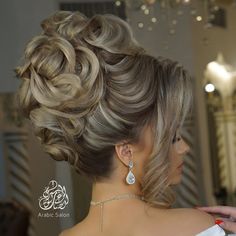 High Bun Quinceanera Hairstyles, Curled High Bun Updo, Bun For Quinceañera, Quinceanera Hairstyles Bun With Curls, Bun Quinceanera Hairstyles, Event Hairstyles, Up Hairdos, Quince Hairstyles, Cabello Hair