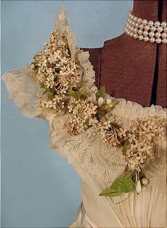 c. 1890 Ecru Silk Chiffon over Taffeta Gown Trimmed with Boughs of Wax Lilacs and Point de Venise Lace Old Ball Gowns, Wedding Dress Flowers, Taffeta Gown, Victorian Wedding Dress, Edwardian Wedding, 1800s Fashion, Wax Flowers