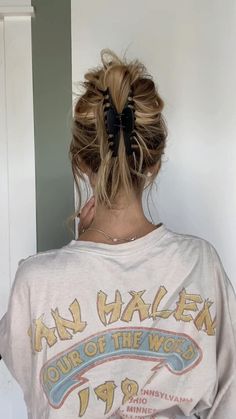 Messy Bun Hack With Claw Clip, Cute Bun Hairstyles With Clips, Work Hairstyles Claw Clip, Hairdos With Clips, Lazy Work Hair, Clawclips Hairstyles For Long Hair, Lazy Hair Clip Styles, Cute Lounge Hairstyles, Hairstyles For Medium Length Hair Pulled Back