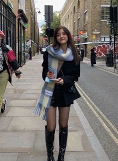 East Village Fashion, Asian Preppy Style, Outfits For London Fall, Paris Ootd Winter, British Grunge Aesthetic, Paris Fits Winter, Talk Boots Outfit, Asian Fall Outfits, London Outfit Ideas Fall