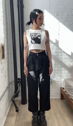 V Pants Outfit, Crewneck With Dress Outfit, Grunge Outfits Women Summer, Elevated Emo Outfits, Masculine Fits Aesthetic, Winter Complexion Outfits, Alt First Date Outfit, Indie Sleeve Aesthetic, Wide Hip Outfits