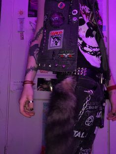 Punk Rock Outfits Aesthetic, Battle Jacket Outfit, Crust Pants, Edgy Fits, Punk Outfit, Punk Fashion Diy, Patch Pants, Crust Punk