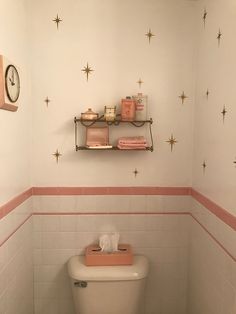 Pink Vintage Bathroom Decor, Vintage Aesthetic House Decor, Dainty Bathroom, Dopeamean Decor, Painted Room Ideas, Cute Bathroom Ideas Aesthetic, Bathroom Aesthetic Pink, Vintage Bathroom Aesthetic, Girly Home