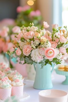 A pastel-colored bouquet in a blue vase surrounded by cupcakes at a spring-themed party. Baby In Bloom Shower Centerpieces, Minimalist Centerpiece, Diy Baby Shower Centerpieces, Diaper Cake Centerpieces, Brunch Decor, Shabby Chic Baby, Baby Shower Brunch, Floating Flowers, Floral Chandelier