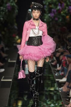 Mode Rose, Runway Fashion Couture, Summer 19, Drama Queen, Guess By Marciano, Looks Chic, Mode Inspo, Pink Outfit