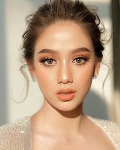 Mulher com maquiagem laranja Korean Wedding Makeup, Makeup Ala Korea, Bride Makeup Natural, Asian Wedding Makeup, Summer Wedding Makeup, Mekap Mata, Round Face Makeup, Wedding Hairstyles And Makeup