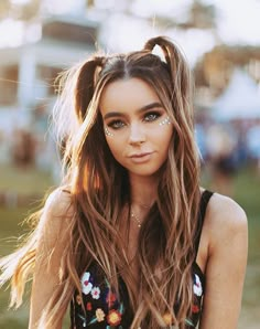 Peinados coachella Pigtails Hairstyle, Rave Hairstyles, Braid Hairstyle Ideas, Tail Hairstyle, Concert Hairstyles, Rave Hair, Festival Glitter