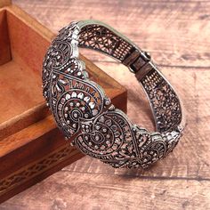 Carved Bangle Jewelry, Etched Bangle For Wedding, Silver Jewelry Indian, Bangles Silver, Kundan Bangles, Bracelets Silver, Silver Jewellery Indian, Bangles Making, Bangles Indian