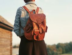 Nieduży plecak wykonany w zakładzie Braci Cruz w Meksyku. Skórzane plecaki zawsze cieszyły się popularnością z racji ich niezwykłej wytrzymałości. Plecak jest bardzo pojemny, posiada również regulowane paski, co sprawia, że idealnie dopasowuje się do ciała, a ręczne zdobienie na klapie uczyni, że poczujesz się wyjątkowo. To dodatek, który stanie się wyznacznikiem Twojego stylu.Każdy plecak ma indywidualny wzór, nie ma drugiego takiego! Materiał: skóra naturalna juchtowa, roślinnie garbowana, 2mm Handmade Outdoor Backpack, Handmade Travel Backpack, Handmade Outdoor Standard Backpack, Handmade Leather Standard Backpack, Handmade Leather Travel Backpack, Handmade Leather Backpack For Travel, Adventure Leather Backpack With Adjustable Strap, Adventure Backpack With Adjustable Strap, Standard Backpack With Adjustable Strap For Adventure