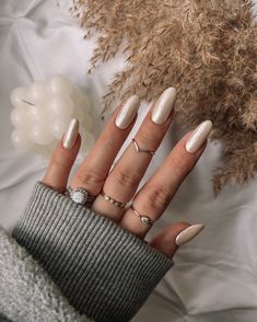 35 Cute Winter Nails Ideas to Keep Your Style Festive and Chic All Season Long Boho Simple Nails, Winter Nail Trends 2025, Vanilla Nails Design, Short Almond Nails January, Trendy Nail Colors Winter 2025, Neutral Nail Dip, Winter Gel Nails Ideas 2024, Winter 2025 Nails, Early Winter Nails