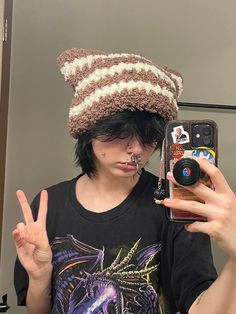 An extra fluffy take on the cat ear beanie!! Each hat is hand made by me with lots of love.  Want a color that's not listed? Just send me a message! I love working with my customers and making your dreams come true :) Short Hair With Hat, Outfits With A Hat, Trans Boy Outfits, Fluffy Clothes, Fluffy Hat, Cat Ear Beanie, Cool Beanies, Ear Beanie, Cute Hair Accessories