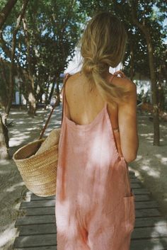 Style // Did someone say summer, sunshine and seaside? The perfect faded pink linen overalls to take with you wherever you go The definition of effortless. The Linen Overall is a laid back design for chasing the sunshine! It's a wardrobe staple that can be worn by itself or layered, for a throw-on-and-go approach to dressing. Soft linen, loose fit, adjustable tie straps and yes... it has pockets! Designed to be versatile the Linen Overalls can be worn pregnant and postpartum, and their adjustabl Beach Aesthetic Style, California Coastal Aesthetic, Cotton Outfits Women, Cool Mom Aesthetic, Comfy Overalls, Overalls Pink, Natural Clothes, Summer Overalls, Linen Overalls